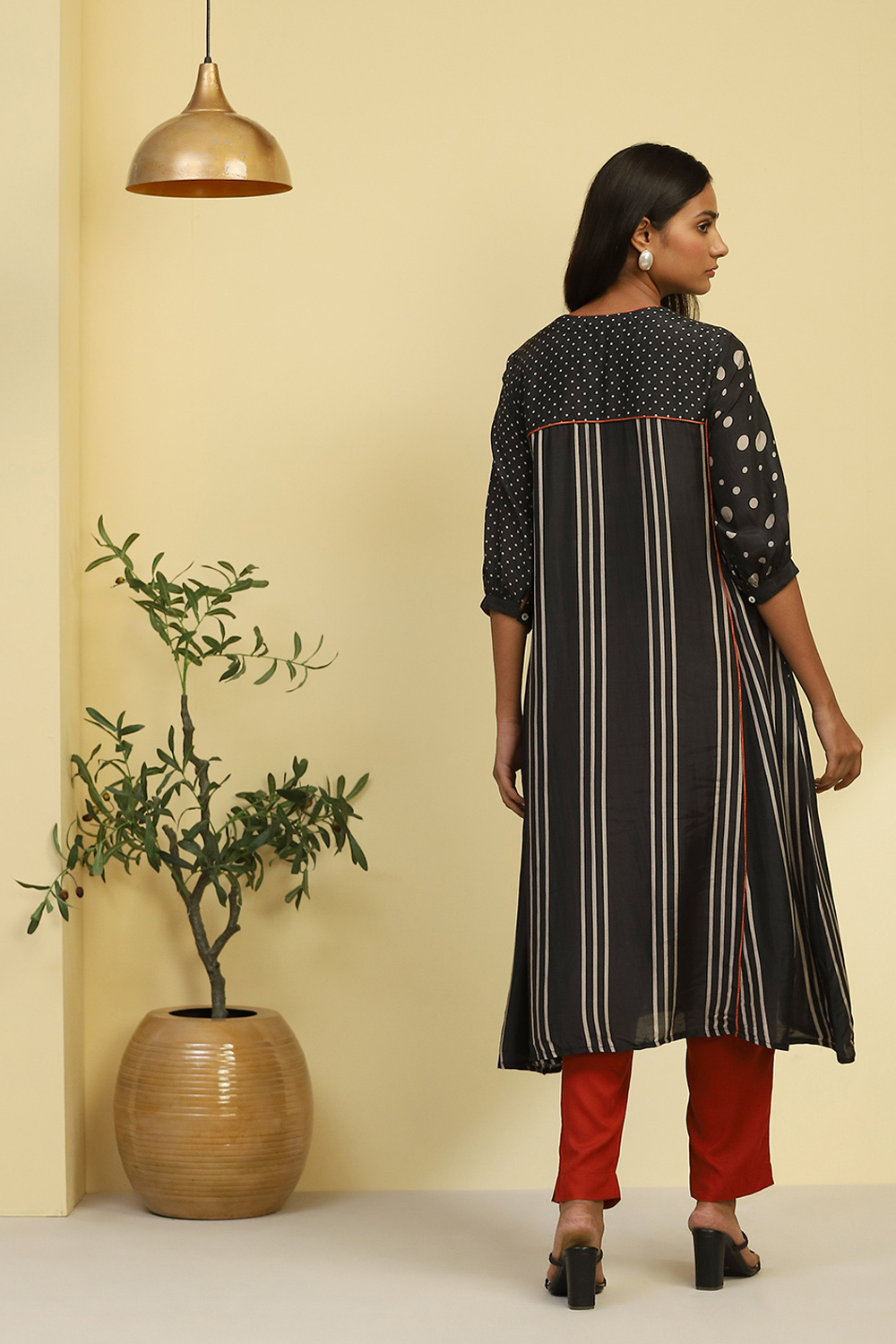 Black Viscose Blend Geometric Printed Straight Kurta image number 3