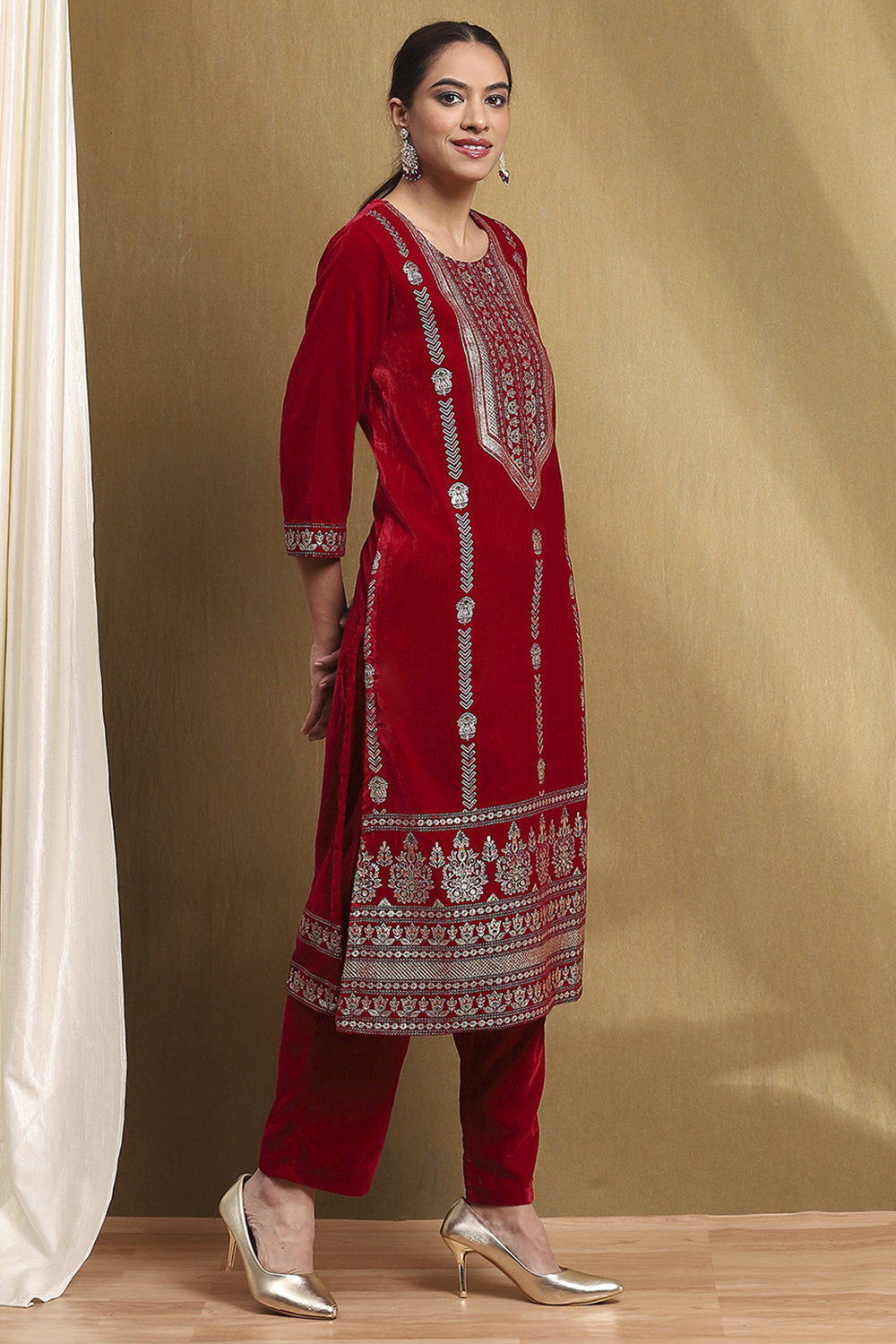 Red Velvet Embroidered Straight Kurta Set image number 5