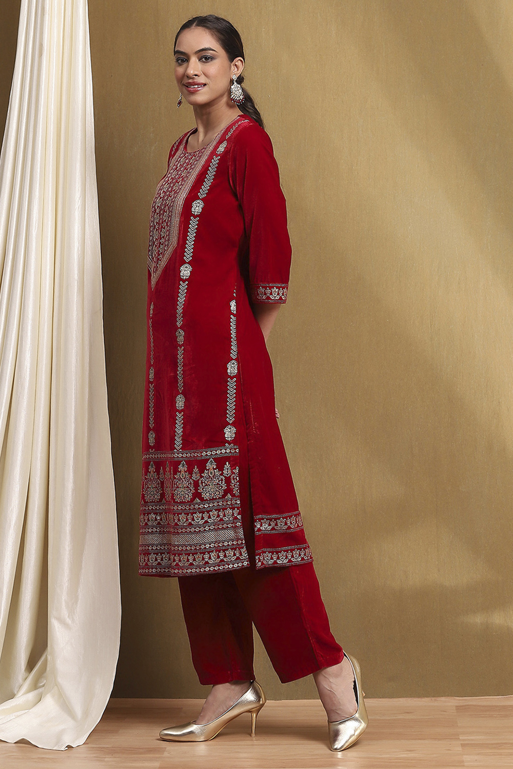 Red Velvet Embroidered Straight Kurta Set image number 3