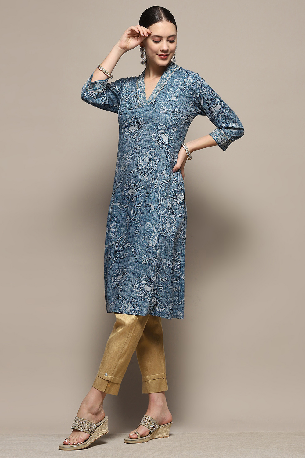 Blue Floral Printed Regular Fit Straight Kurta image number 3