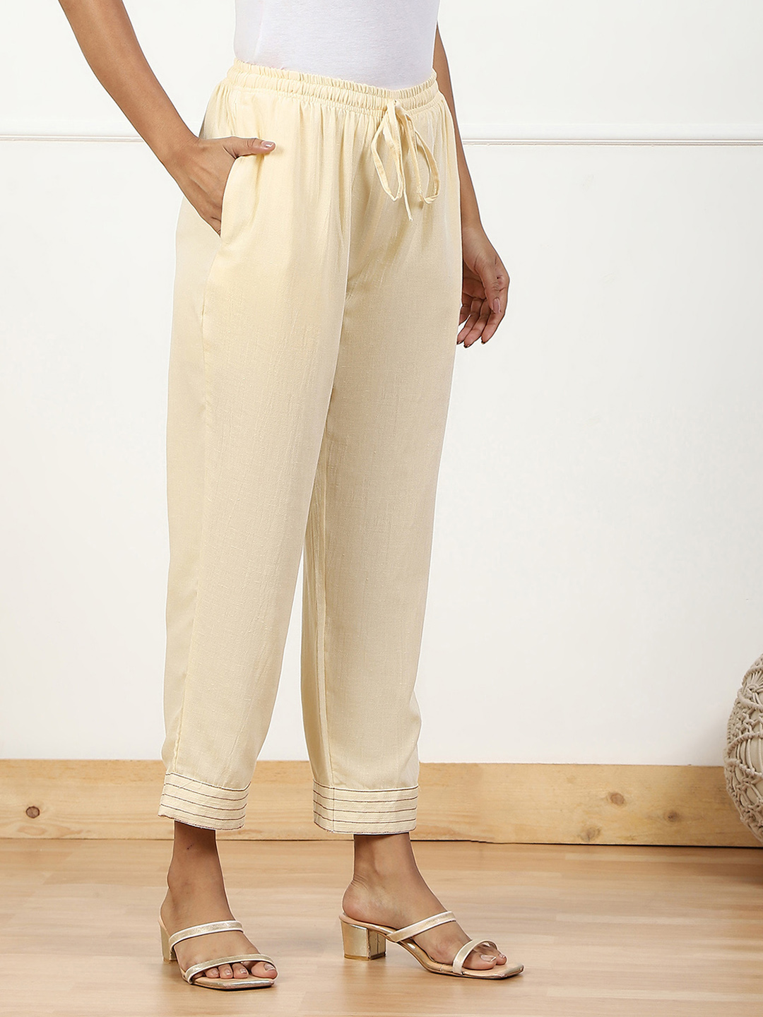 Cream-coloured Solid Mid-Rise Regular Fit Palazzo image number 3