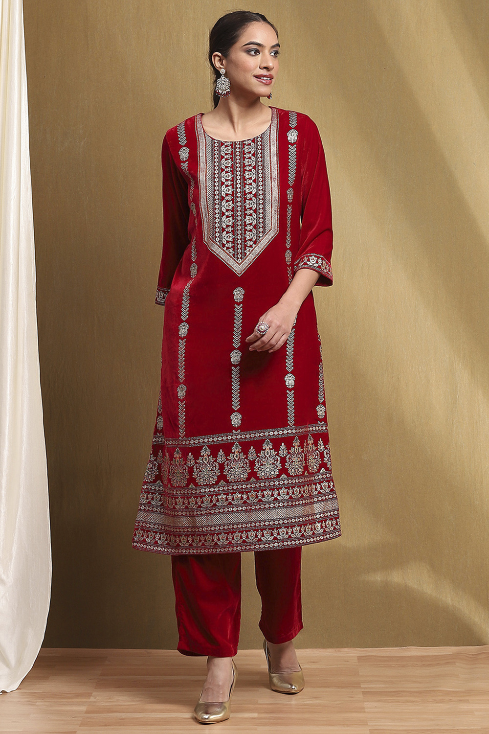 Red Velvet Embroidered Straight Kurta Set image number 6