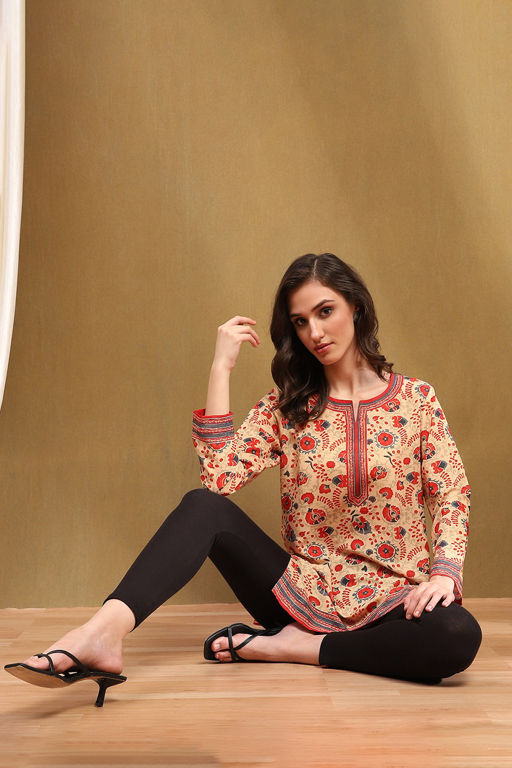 Ecru and Red Floral Printed Regular Fit Straight Kurti image number 6